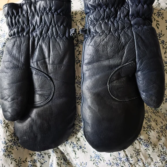 Elegant Black Leather Mittens for Men - Picture 2 of 4